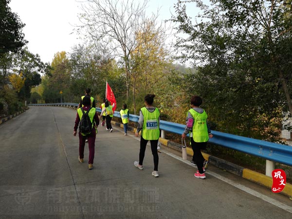 登山徒步進行中（zhōng）