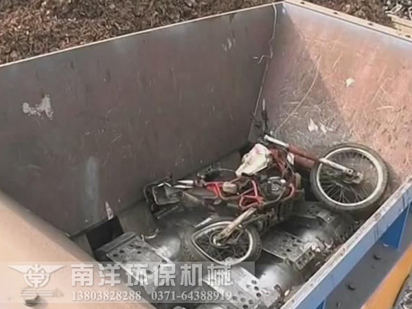 摩托車撕碎現場