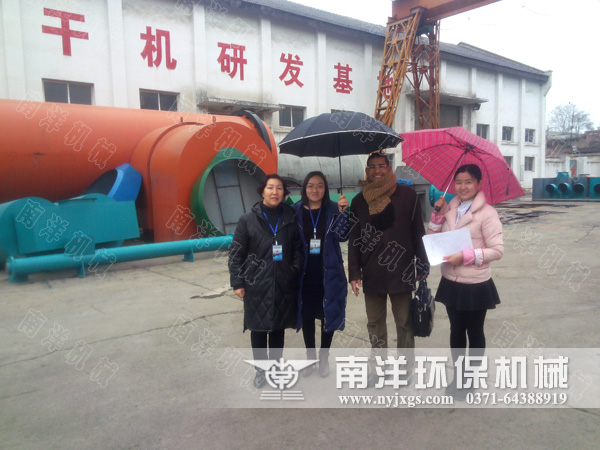 埃及客人與公司人員合影留（liú）念（niàn）