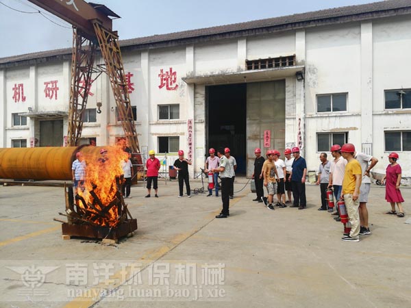 教官講（jiǎng）解幹粉滅火器使用方法