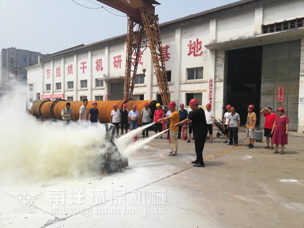 職工進行（háng）模擬（nǐ）滅火演（yǎn）練