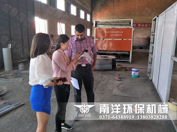 外商參觀網帶烘幹機製造車間