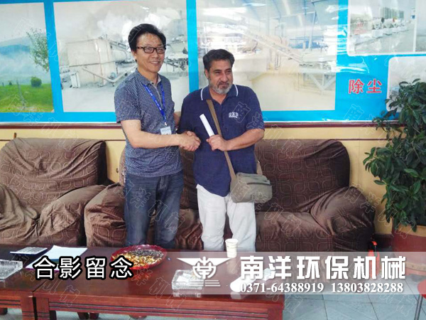 與外商合影留念