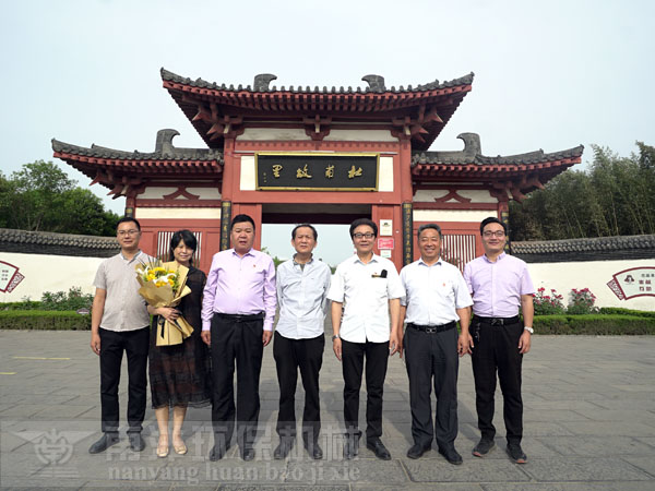 杜（dù）甫故裏（lǐ）合（hé）影