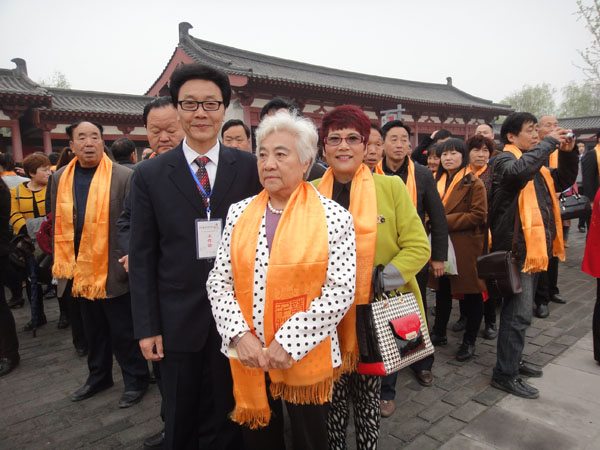 公司領導與前國務院副總理吳桂賢女士（shì）合影