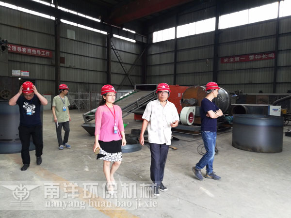 越南客商在廠區考（kǎo）察